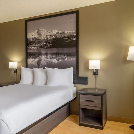 Super 8 By Wyndham Clinton Hotel Buitenkant foto