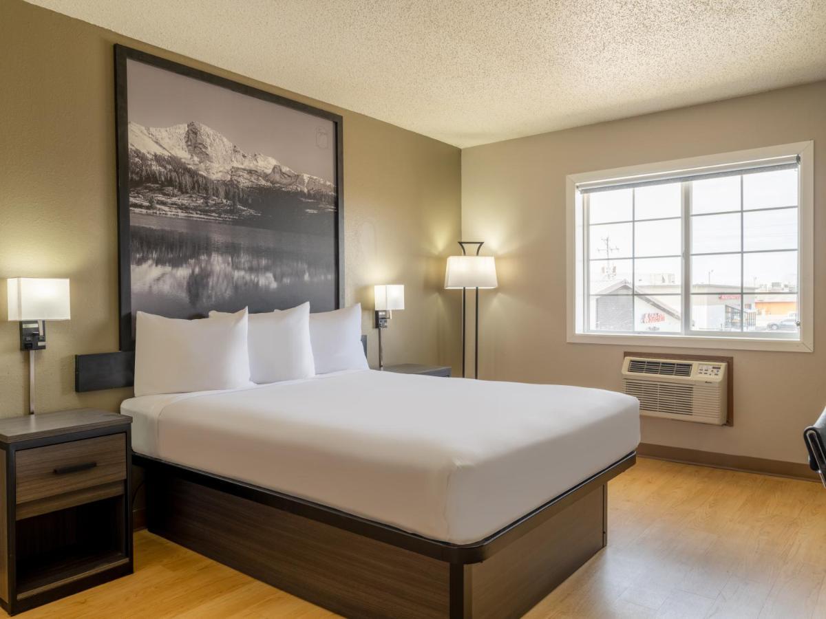 Super 8 By Wyndham Clinton Hotel Buitenkant foto