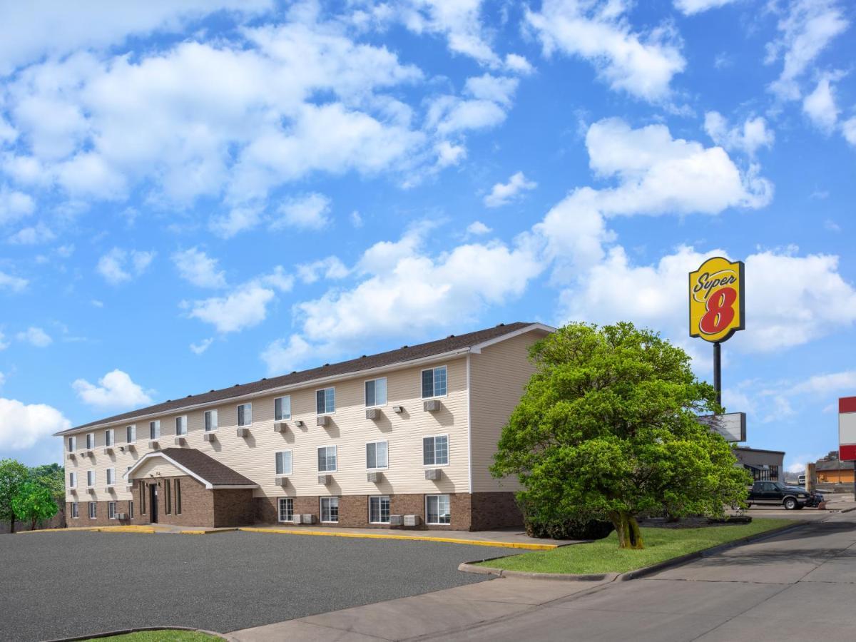 Super 8 By Wyndham Clinton Hotel Buitenkant foto