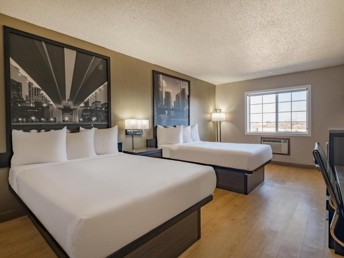 Super 8 By Wyndham Clinton Hotel Buitenkant foto