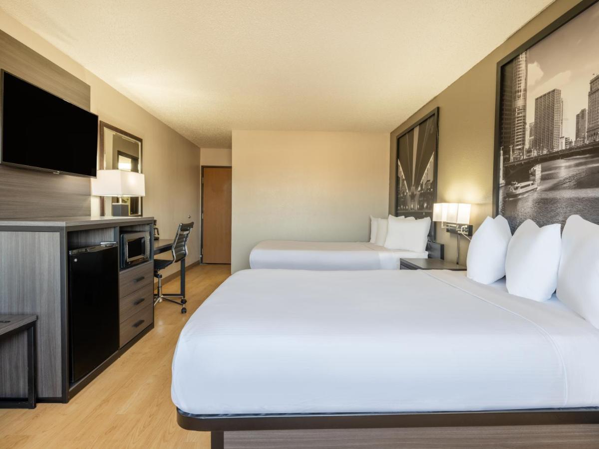 Super 8 By Wyndham Clinton Hotel Buitenkant foto