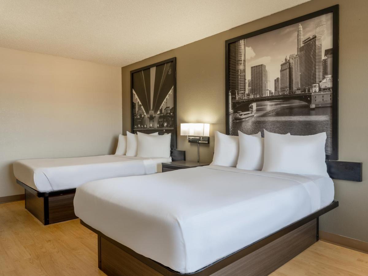 Super 8 By Wyndham Clinton Hotel Buitenkant foto