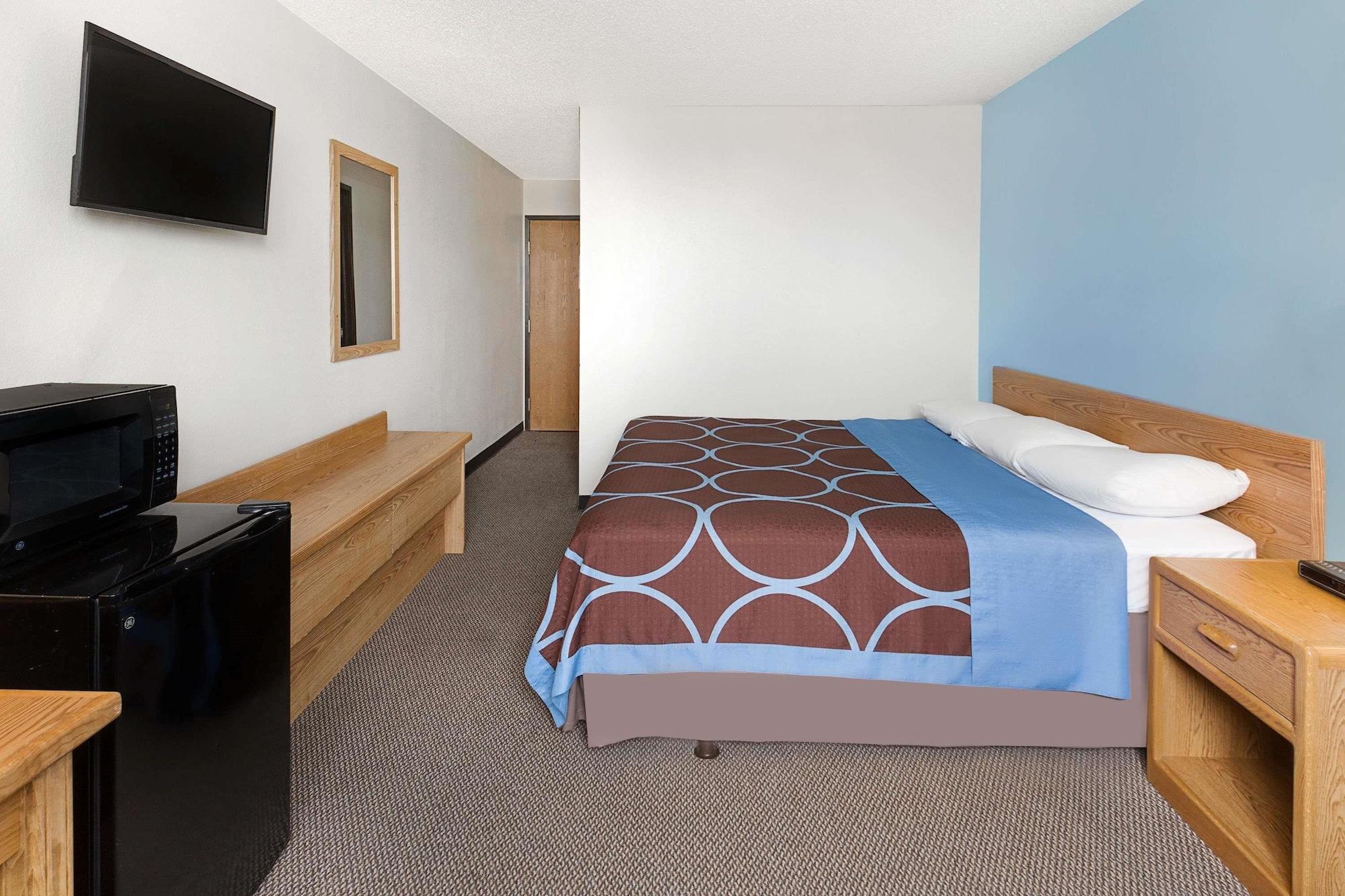 Super 8 By Wyndham Clinton Hotel Buitenkant foto