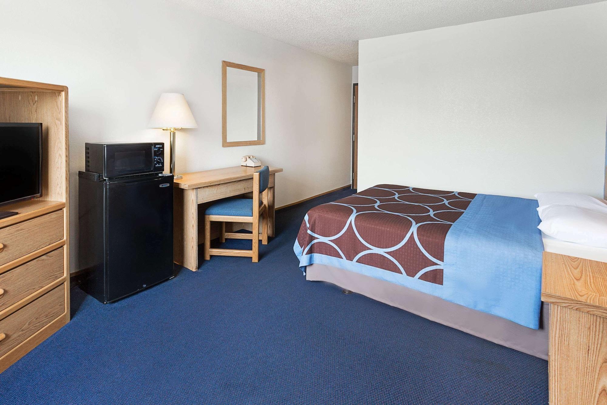 Super 8 By Wyndham Clinton Hotel Buitenkant foto
