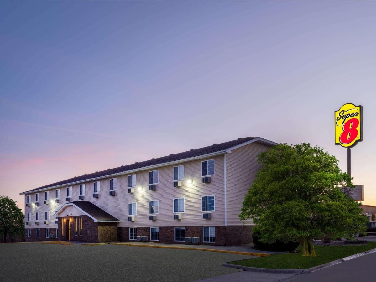 Super 8 By Wyndham Clinton Hotel Buitenkant foto