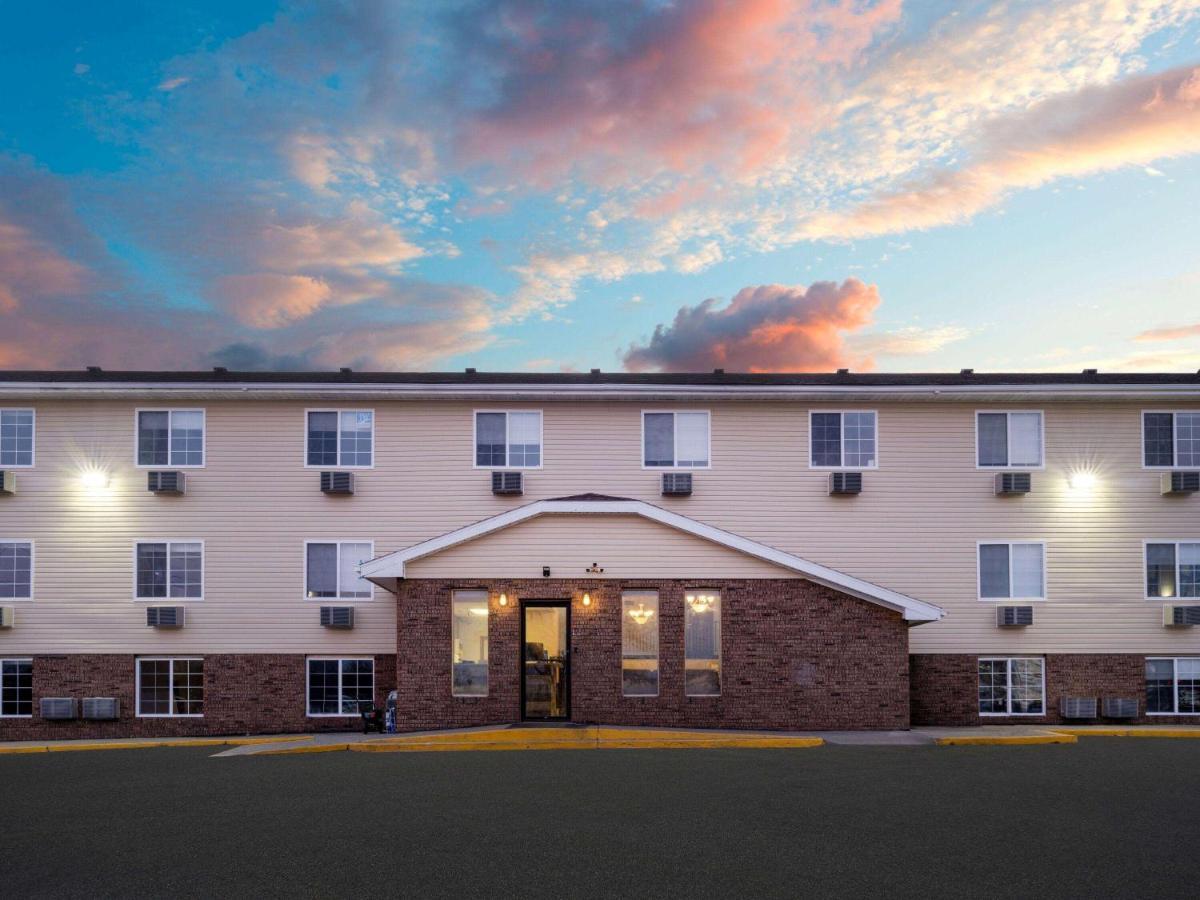 Super 8 By Wyndham Clinton Hotel Buitenkant foto