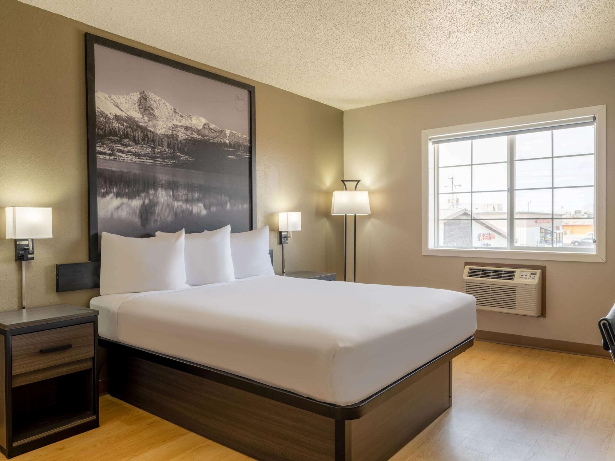 Super 8 By Wyndham Clinton Hotel Buitenkant foto