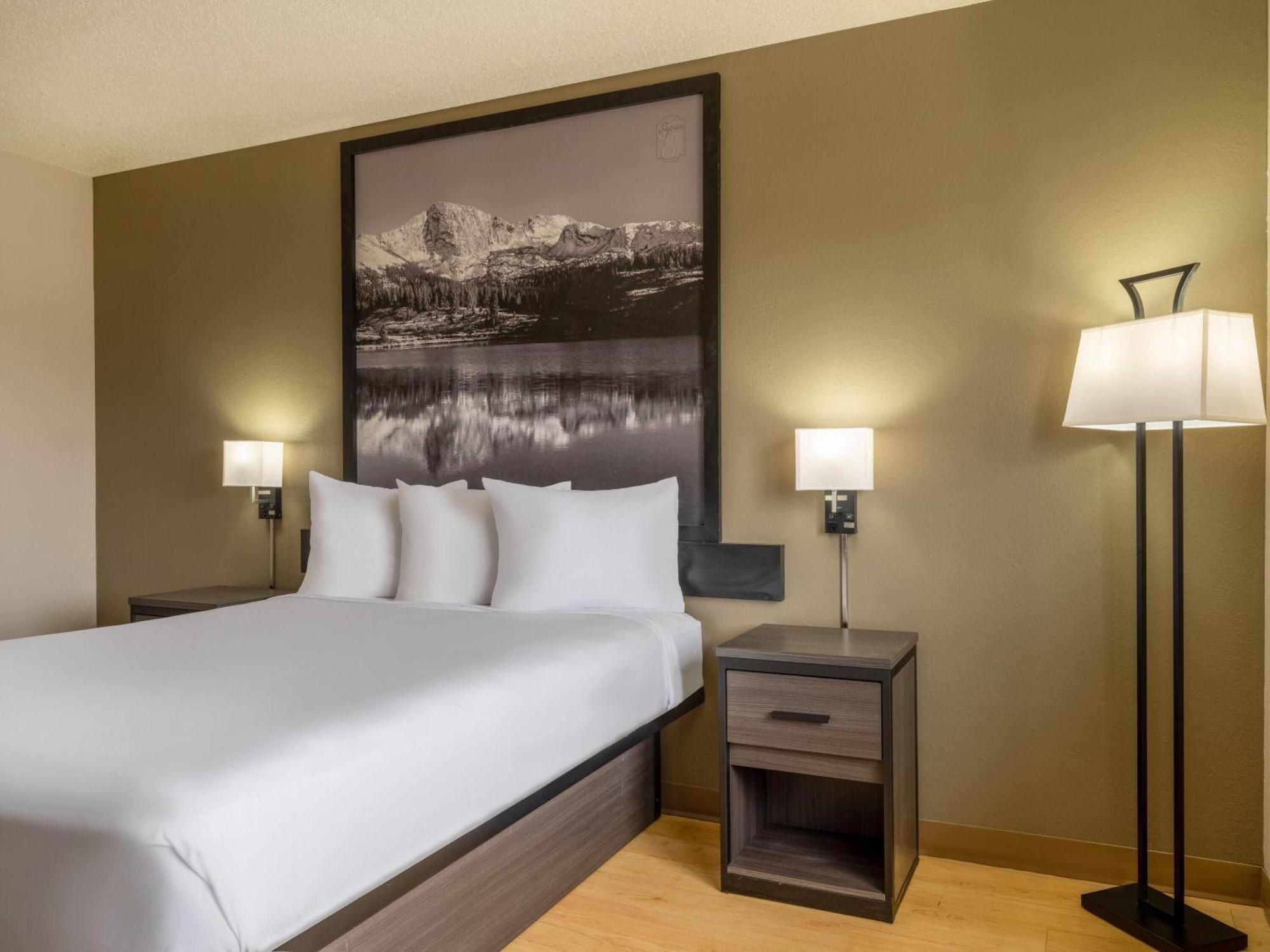 Super 8 By Wyndham Clinton Hotel Buitenkant foto
