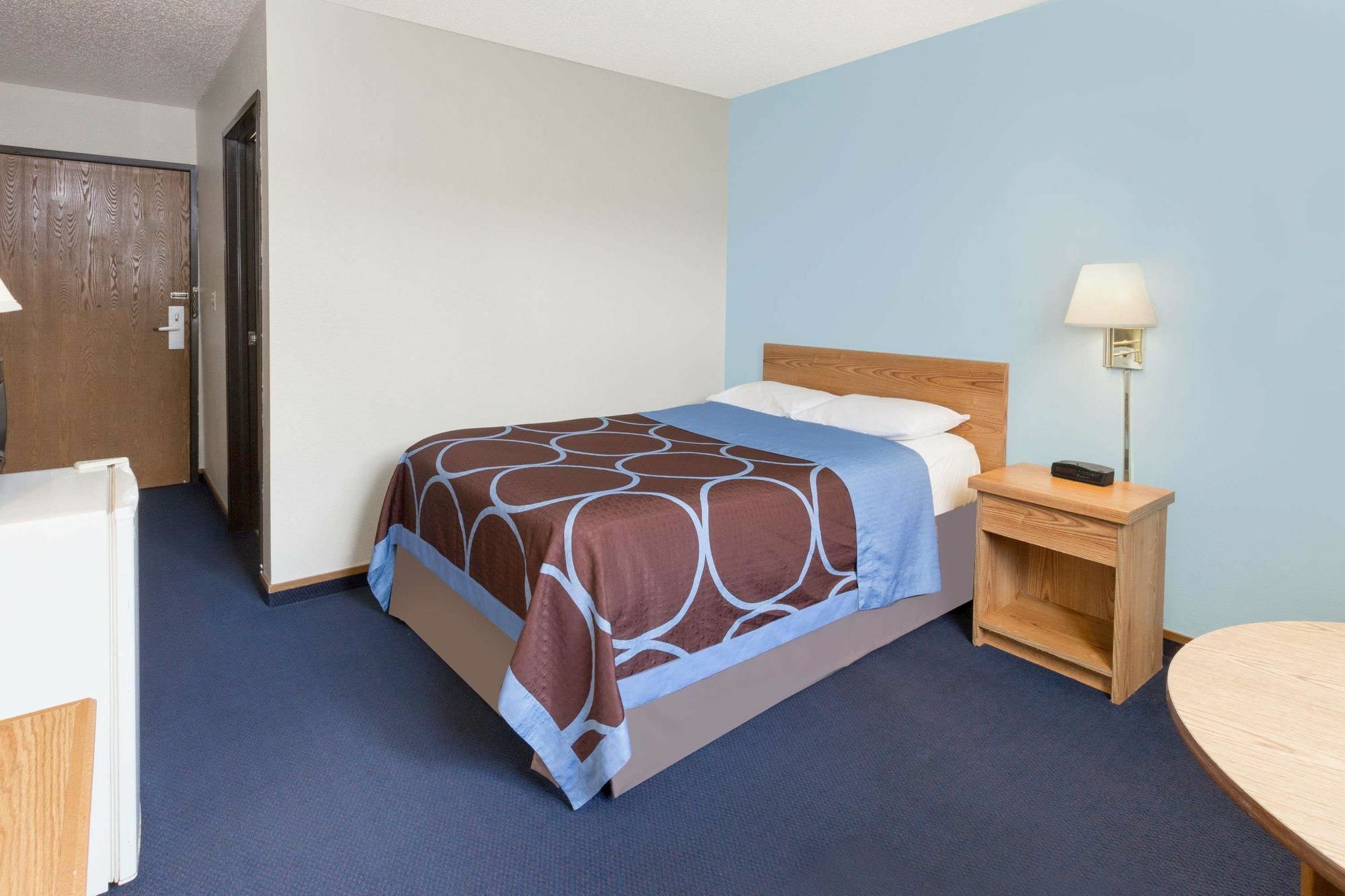 Super 8 By Wyndham Clinton Hotel Buitenkant foto
