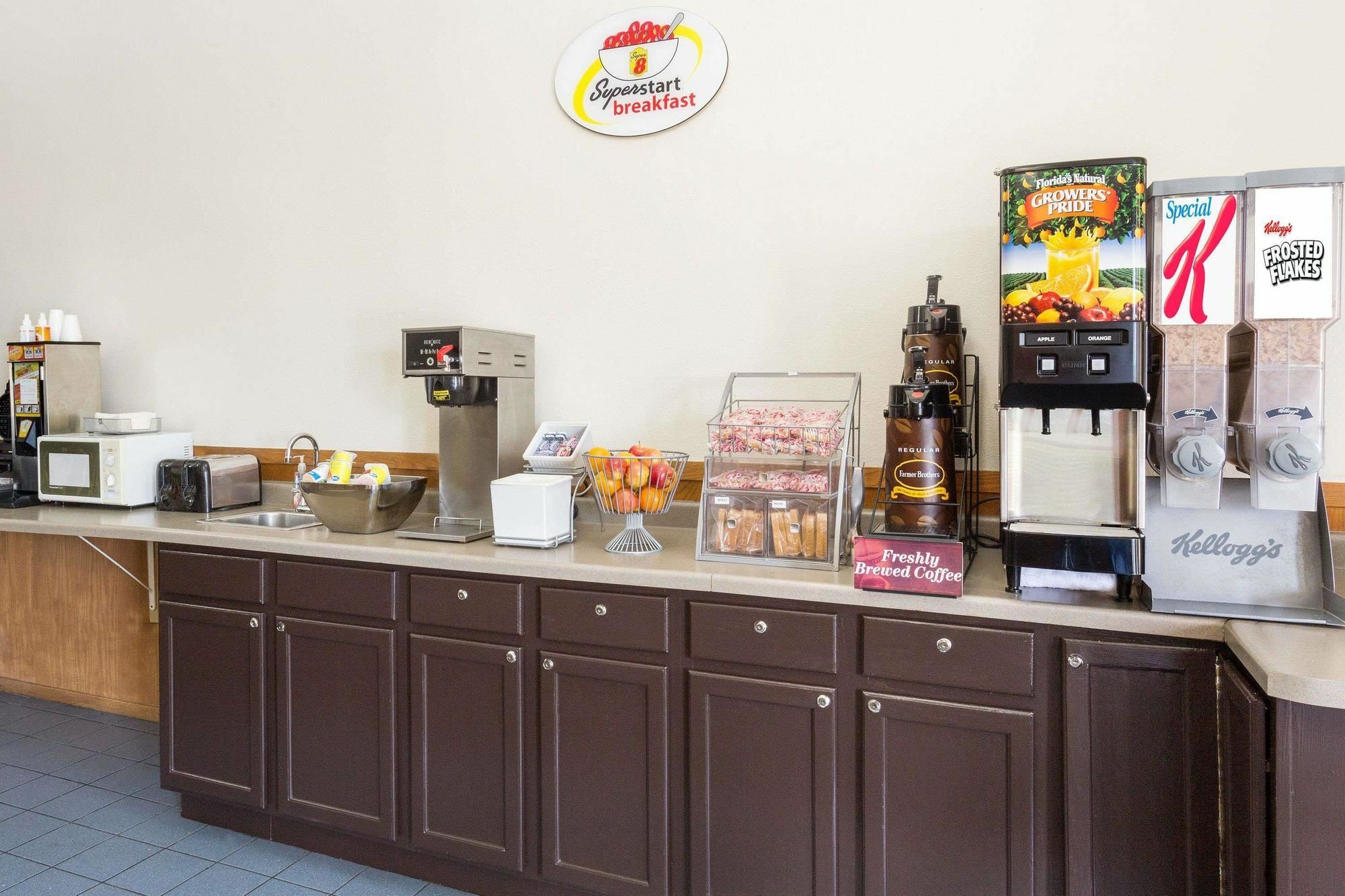 Super 8 By Wyndham Clinton Hotel Buitenkant foto