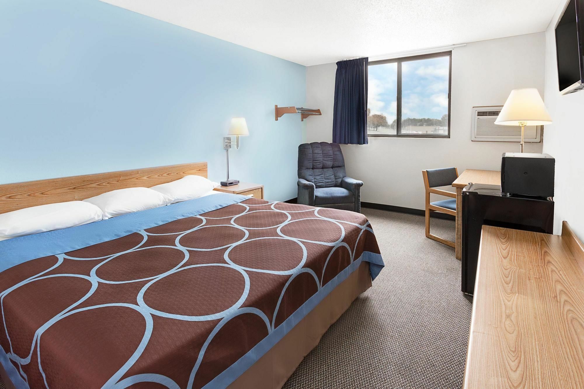 Super 8 By Wyndham Clinton Hotel Buitenkant foto